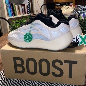 Yeezy Boost 700 brands new in box size 8.5/10